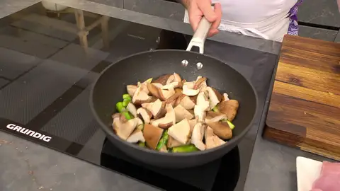 Corta las setas en 4, incorpóralas y cocina todo Corta las setas en 4, incorpóralas y cocina todo