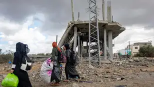 Un grupo de palestinos abandona la ciudad de Rafah tras la orden de evacuación emitida por Israel