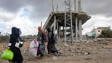Un grupo de palestinos abandona la ciudad de Rafah tras la orden de evacuación emitida por Israel