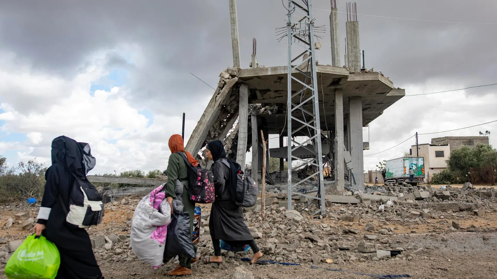 Un grupo de palestinos abandona la ciudad de Rafah tras la orden de evacuación emitida por Israel Un grupo de palestinos abandona la ciudad de Rafah tras la orden de evacuación emitida por Israel