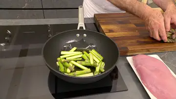 Agrégalos al wok, sazona y rehógalos