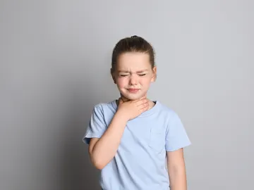 Niña con dolor de garganta Niña con dolor de garganta