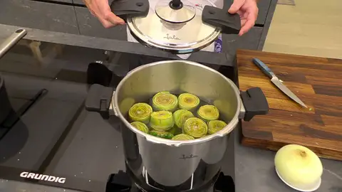 Sazónalas, cierra la olla y cuécelas durante 4 minutos Sazónalas, cierra la olla y cuécelas durante 4 minutos
