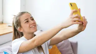Una chica se hace un selfie 