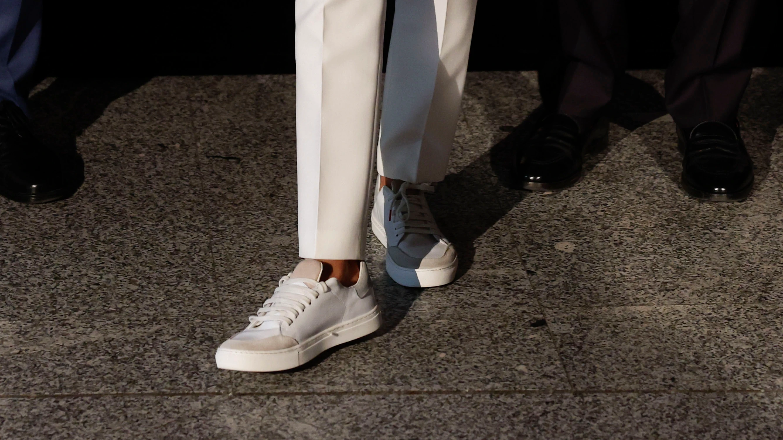 Detalle de las zapatillas de la reina Letizia antes del comienzo del concierto EmociónArte Detalle de las zapatillas de la reina Letizia antes del comienzo del concierto EmociónArte