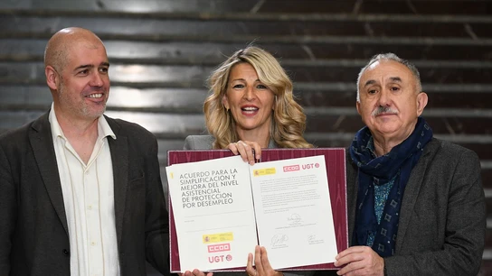 Yolanda Díaz firma con los sindicatos la reforma del subsidio por desempleo Yolanda Díaz firma con los sindicatos la reforma del subsidio por desempleo