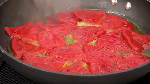 Introduce los pimientos rojos, sazónalos y cocínalos Introduce los pimientos rojos, sazónalos y cocínalos