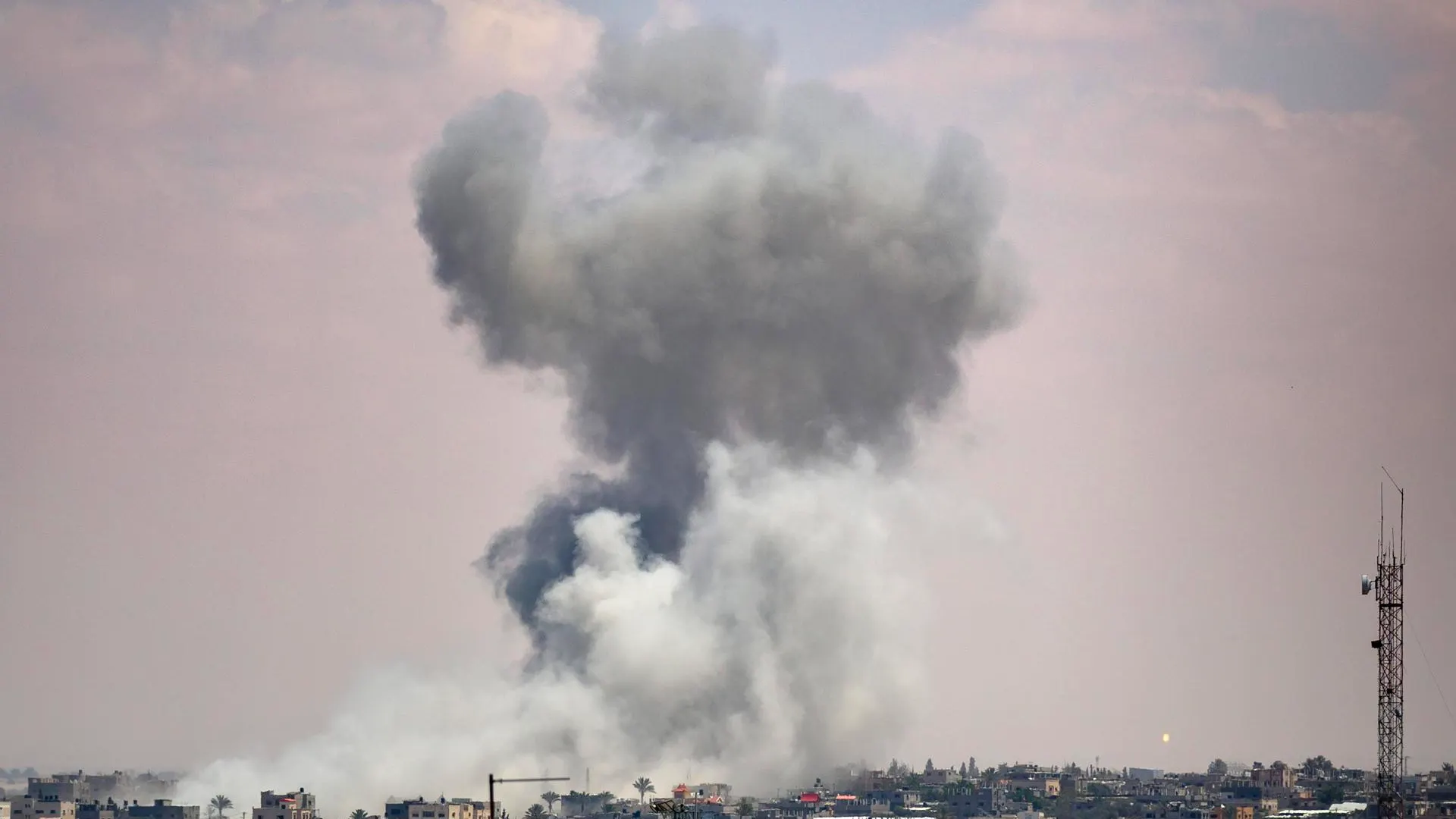 La ciudad de Rafah tras un ataque de Israel La ciudad de Rafah tras un ataque de Israel