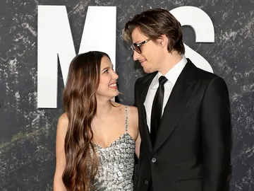 Millie Bobby Brown y su pareja Jake Bonjovi en el estreno de Damsel Millie Bobby Brown y su pareja Jake Bonjovi en el estreno de Damsel