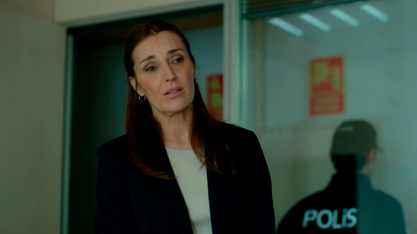 Olivia se enfrenta a las preguntas de la inspectora Fatma Olivia se enfrenta a las preguntas de la inspectora Fatma