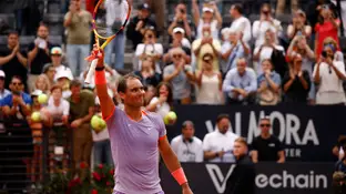Rafa Nadal saluda al público italiano tras su victoria ante Bergs Rafa Nadal saluda al público italiano tras su victoria ante Bergs