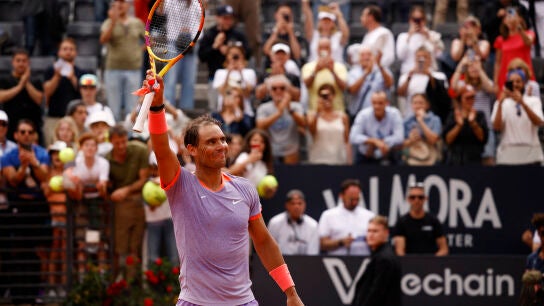 Rafa Nadal saluda al p&uacute;blico italiano tras su victoria ante Bergs