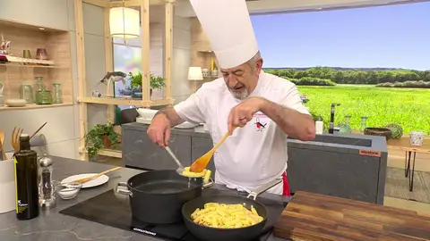 Agrega los rigatonis (escurridos) al wok Agrega los rigatonis (escurridos) al wok