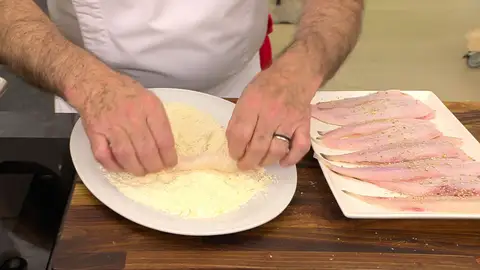 Salpimienta las acedías, pásalas por la mezcla de harinas Salpimienta las acedías, pásalas por la mezcla de harinas