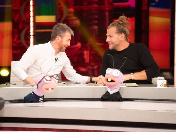 &iexcl;Desfase de moda! Eduardo Navarrete pone precio a los looks m&aacute;s extravagantes