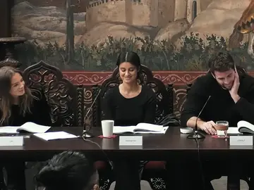 Freya Allan, Anya Chalotra y Liam Hemsworth ensayando The Witcher Freya Allan, Anya Chalotra y Liam Hemsworth ensayando The Witcher