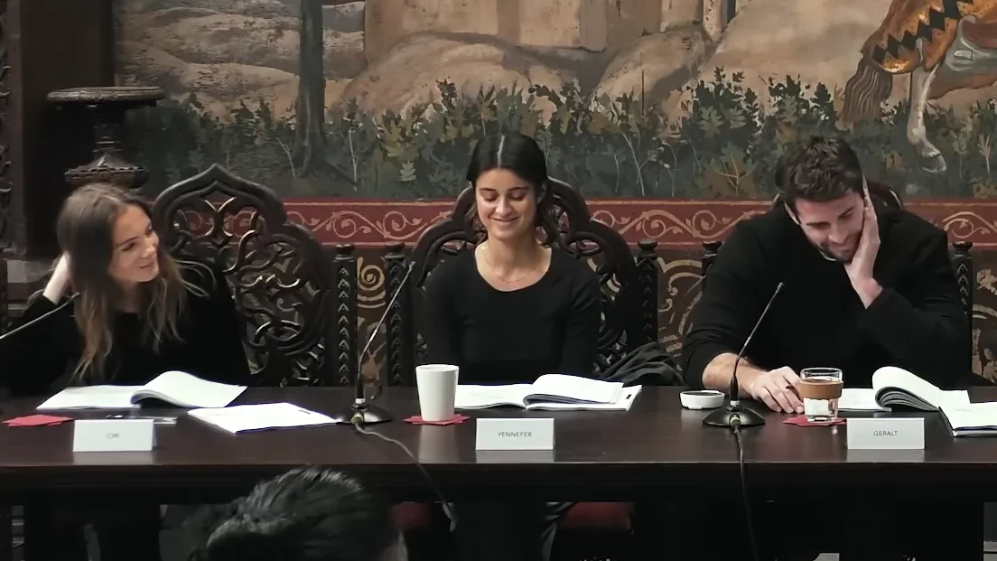 Freya Allan, Anya Chalotra y Liam Hemsworth ensayando The Witcher