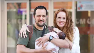 María Castro y su marido con su tercera hija recién nacida