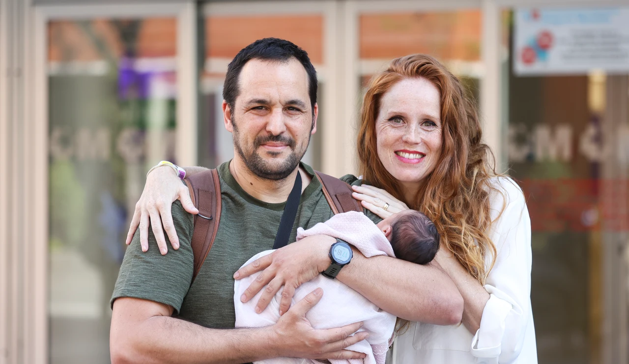 María Castro y su marido con su tercera hija recién nacida