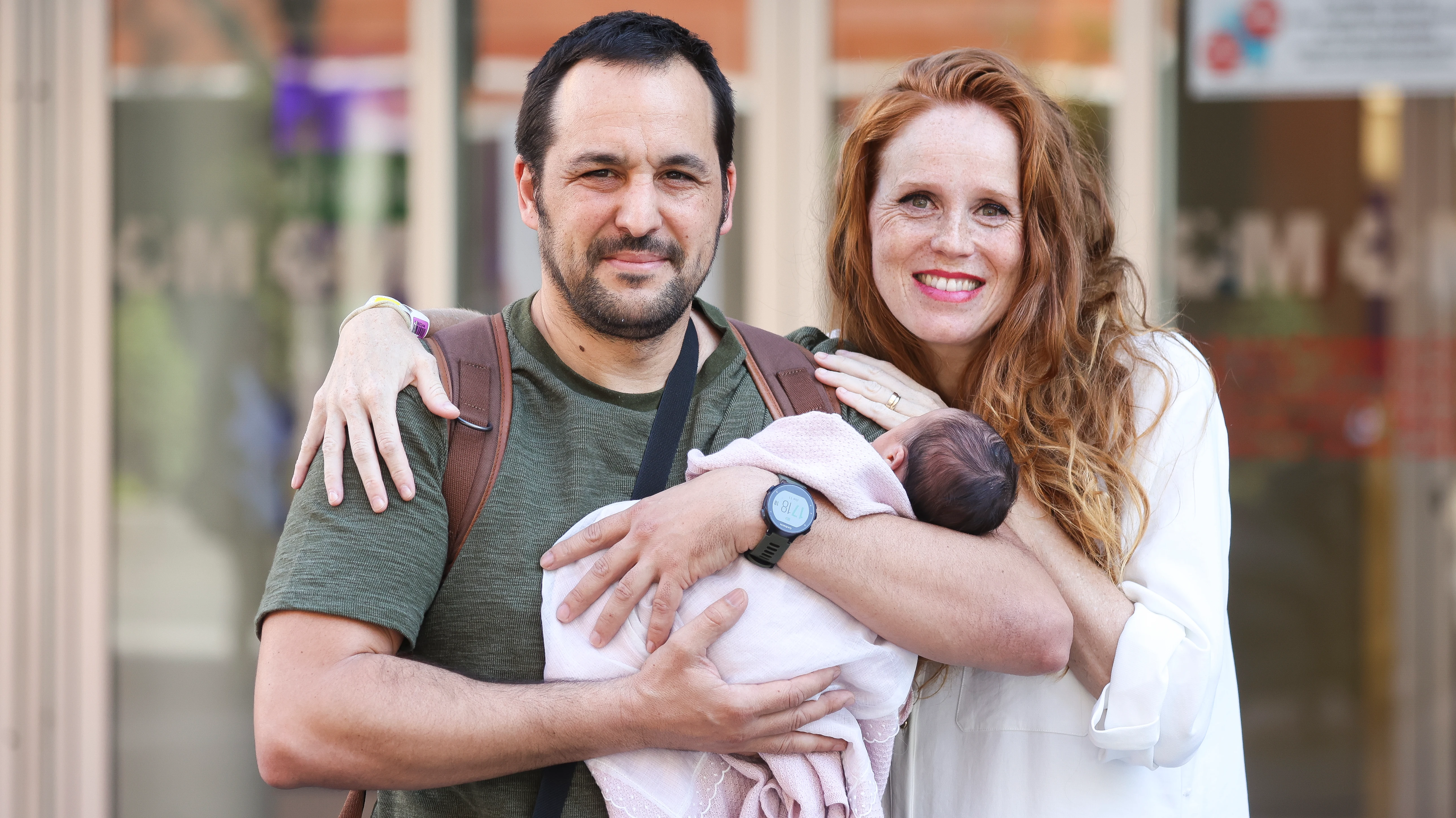 María Castro y su marido con su tercera hija recién nacida María Castro y su marido con su tercera hija recién nacida