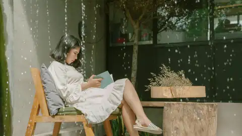 Mujer leyendo Mujer leyendo