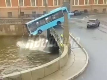 Autobús cae a un canal en San Petersburgo.