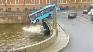 Autobús cae a un canal en San Petersburgo.