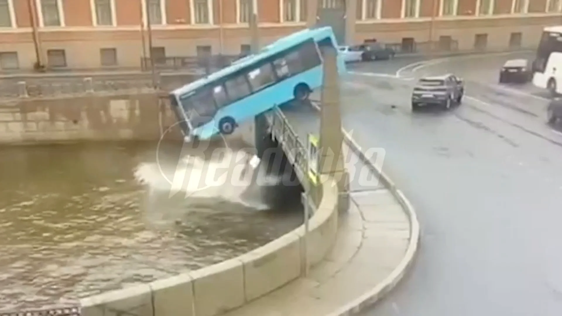 Autob&uacute;s cae a un canal en San Petersburgo.