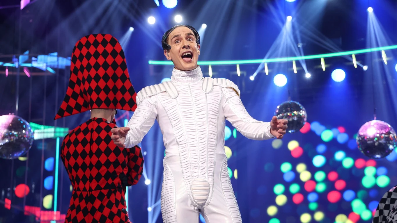 El ruso Vitas posee a Juanra Bonet en su actuación más estrambótica en Tu cara me suena 11 El ruso Vitas posee a Juanra Bonet en su actuación más estrambótica en Tu cara me suena 11