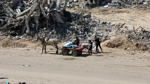 Internally displaced Palestinians from the city of Rafah May 7, 2024, Khan Yunis, Gaza Strip, Palestinian Territory: Internally displaced Palestinians, carrying their belongings, set up tents on the ruins of their homes after the Israeli army asked them to evacuate from the city of Rafah, in Khan Yunis, southern Gaza Strip, 07 May 2024. The Israel Defence Forces (IDF) on 06 May called on residents of eastern Rafah to 'temporarily' evacuate to an expanded humanitarian area. On 07 May the IDF stated that its ground troops began an overnight operation...