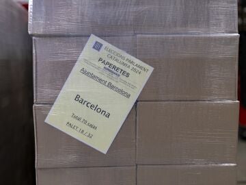 Cajas de papeletas en un taller municipal durante la preparación del material para las elecciones catalanas