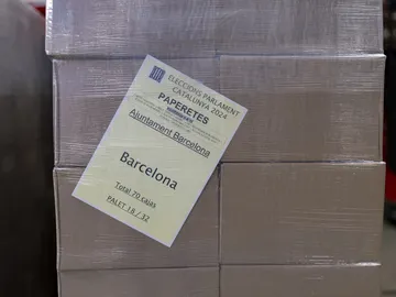 Cajas de papeletas en un taller municipal durante la preparación del material para las elecciones catalanas Cajas de papeletas en un taller municipal durante la preparación del material para las elecciones catalanas