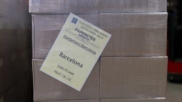 Cajas de papeletas en un taller municipal durante la preparación del material para las elecciones catalanas