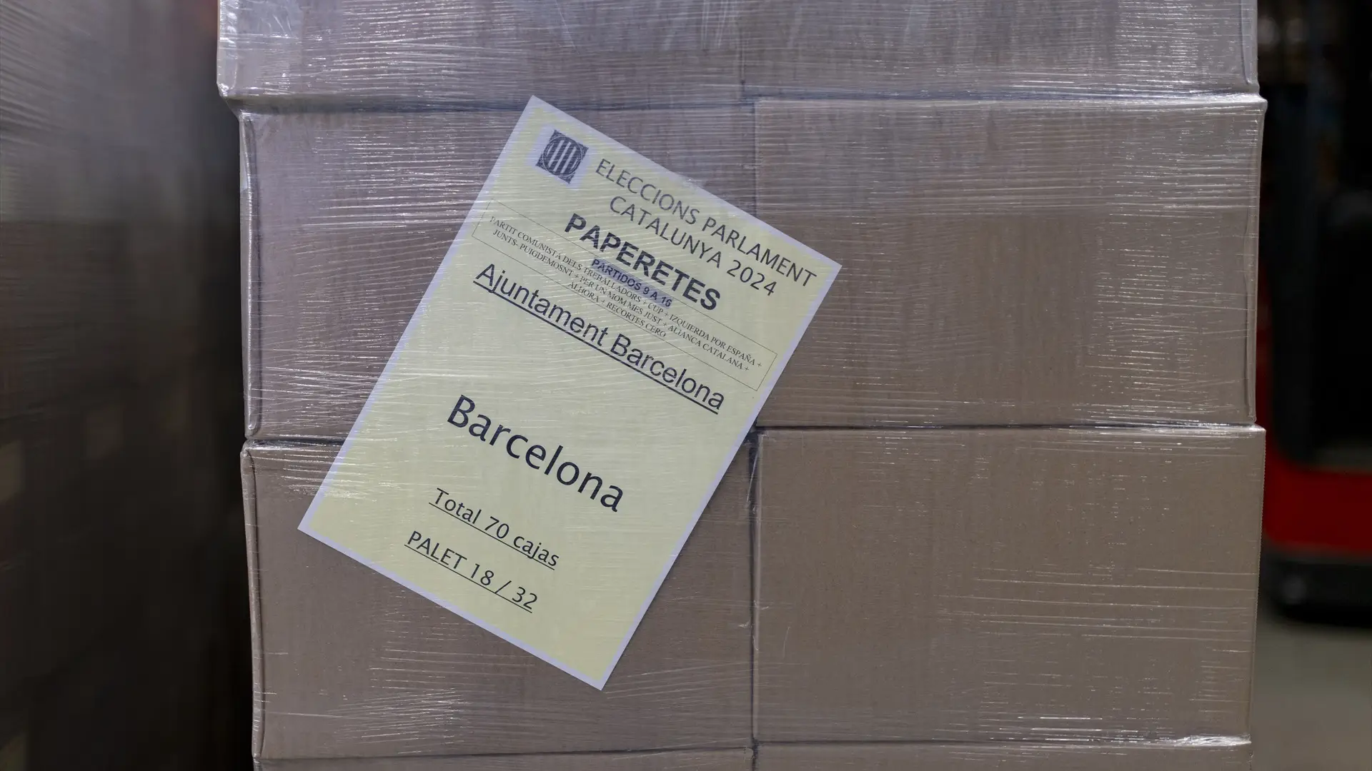 Cajas de papeletas en un taller municipal durante la preparaci&oacute;n del material para las elecciones catalanas