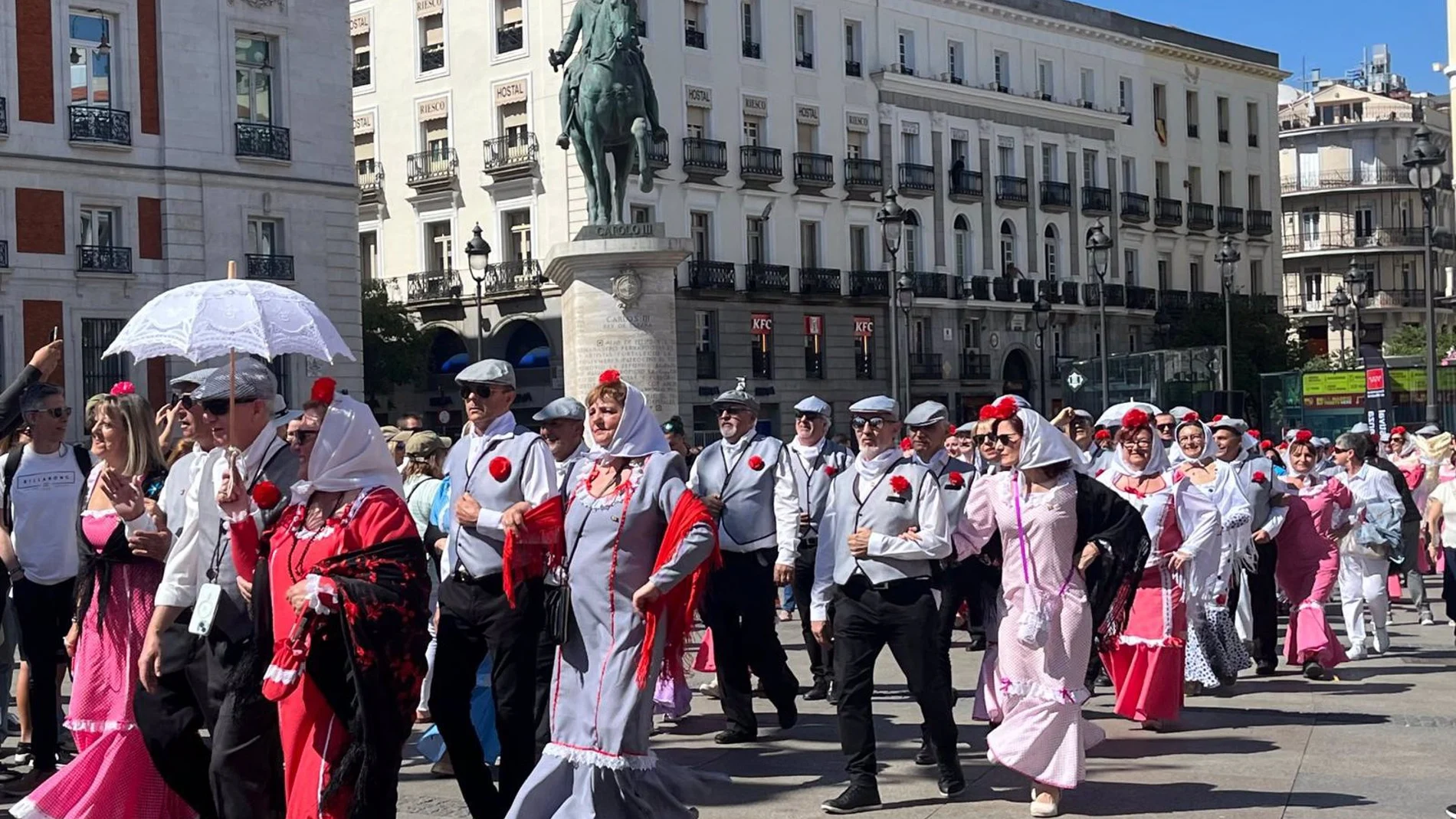 El centro de la capital se llena de chulapas en un pasacalle castizo por las Fiestas de San Isidro