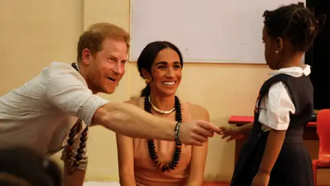 El príncipe Harry y Meghan Markle durante su viaje a Nigeria El príncipe Harry y Meghan Markle durante su viaje a Nigeria