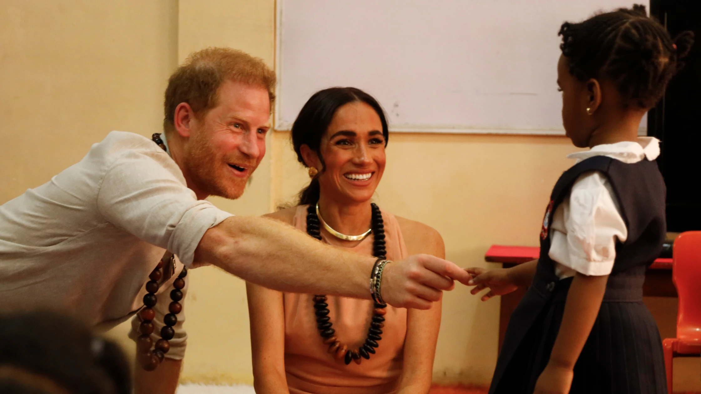 El pr&iacute;ncipe Harry y Meghan Markle durante su viaje a Nigeria