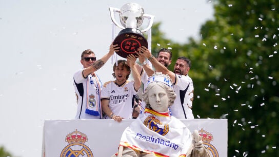 Los cuatros capitanes del Real Madrid levantan la Copa de LaLiga en Cibeles
