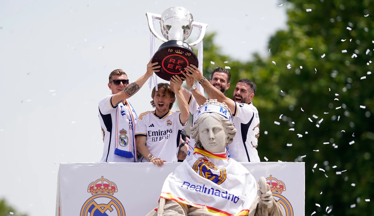 Los cuatros capitanes del Real Madrid levantan la Copa de LaLiga en Cibeles