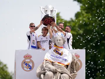 Los cuatros capitanes del Real Madrid levantan la Copa de LaLiga en Cibeles