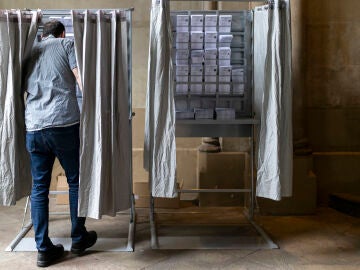 Hombre votando en las elecciones de Cataluña