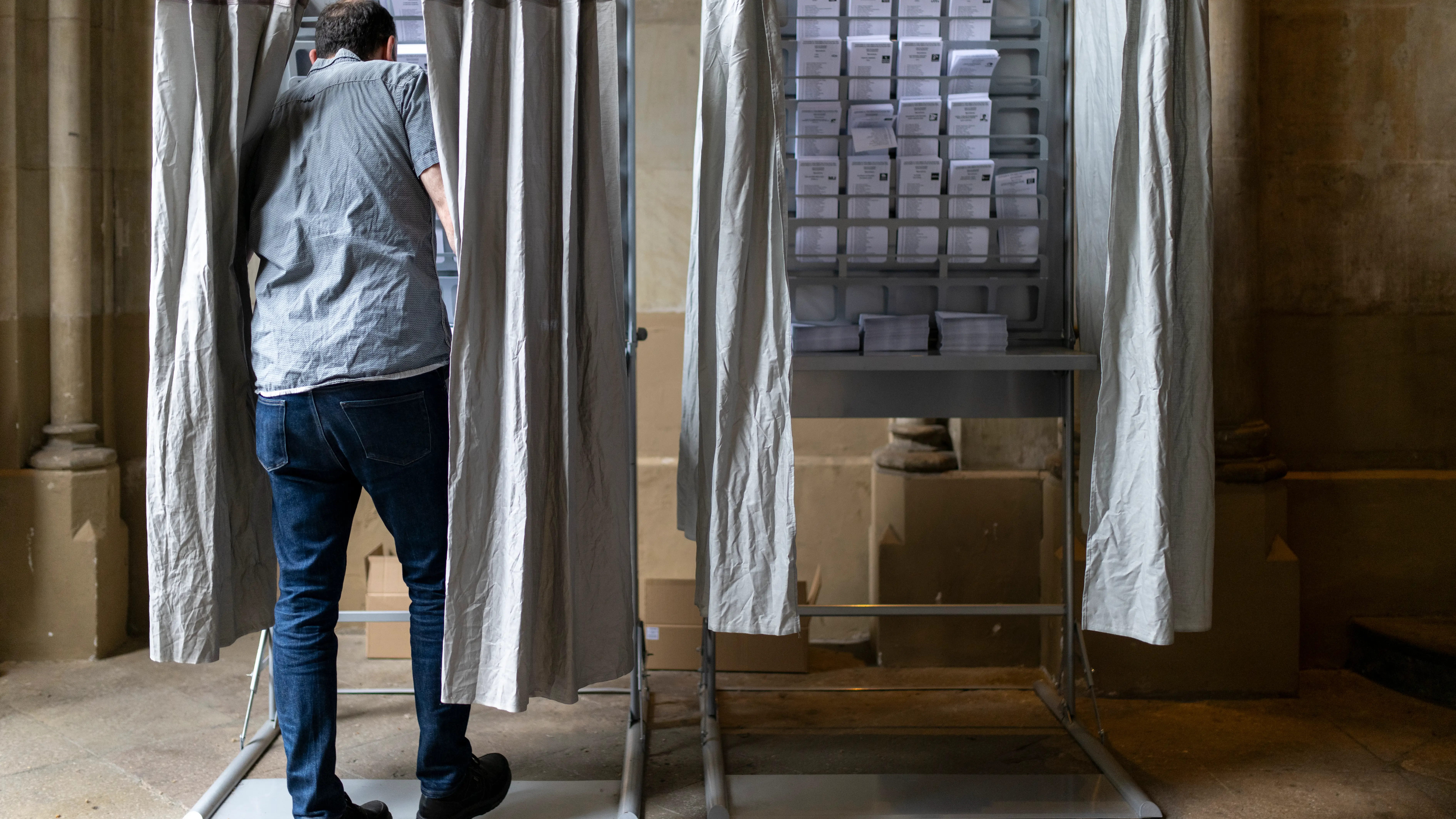 Hombre votando en las elecciones de Catalu&ntilde;a