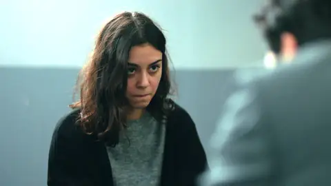 Meltem, entre la espada y pared ante las preguntas de Ilgaz Meltem, entre la espada y pared ante las preguntas de Ilgaz