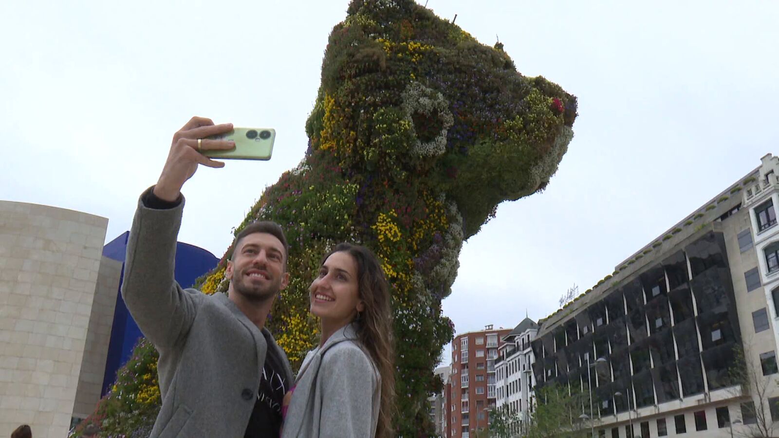 Los novios virales de la boda de la final de la Copa del Rey cautivados por Bilbao