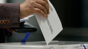 Voto depositado en la urna electoral en el colegio electoral