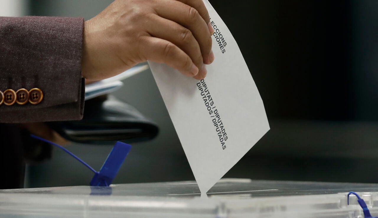 Voto depositado en la urna electoral en el colegio electoral