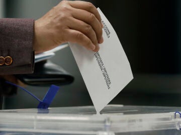 Voto depositado en la urna electoral en el colegio electoral