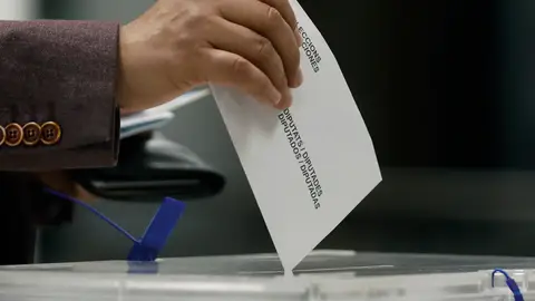 Voto depositado en la urna electoral en el colegio electoral Voto depositado en la urna electoral en el colegio electoral