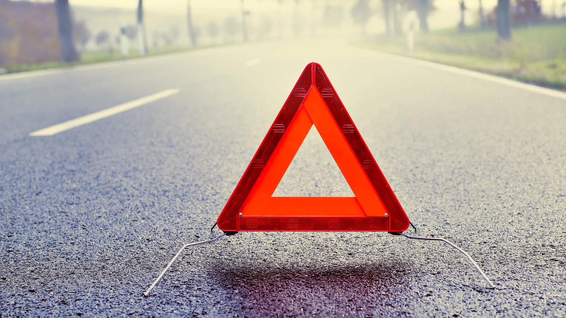 Triángulo de tráfico en la carretera Triángulo de tráfico en la carretera