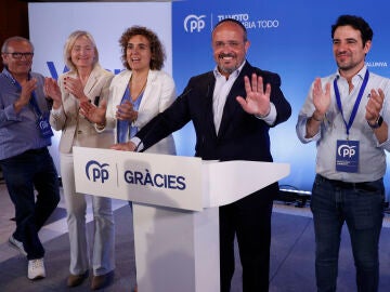 El candidato del PP, Alejandro Fernández, valora los resultados junto a otros asistentes en la sede autonómica del PP, este domingo